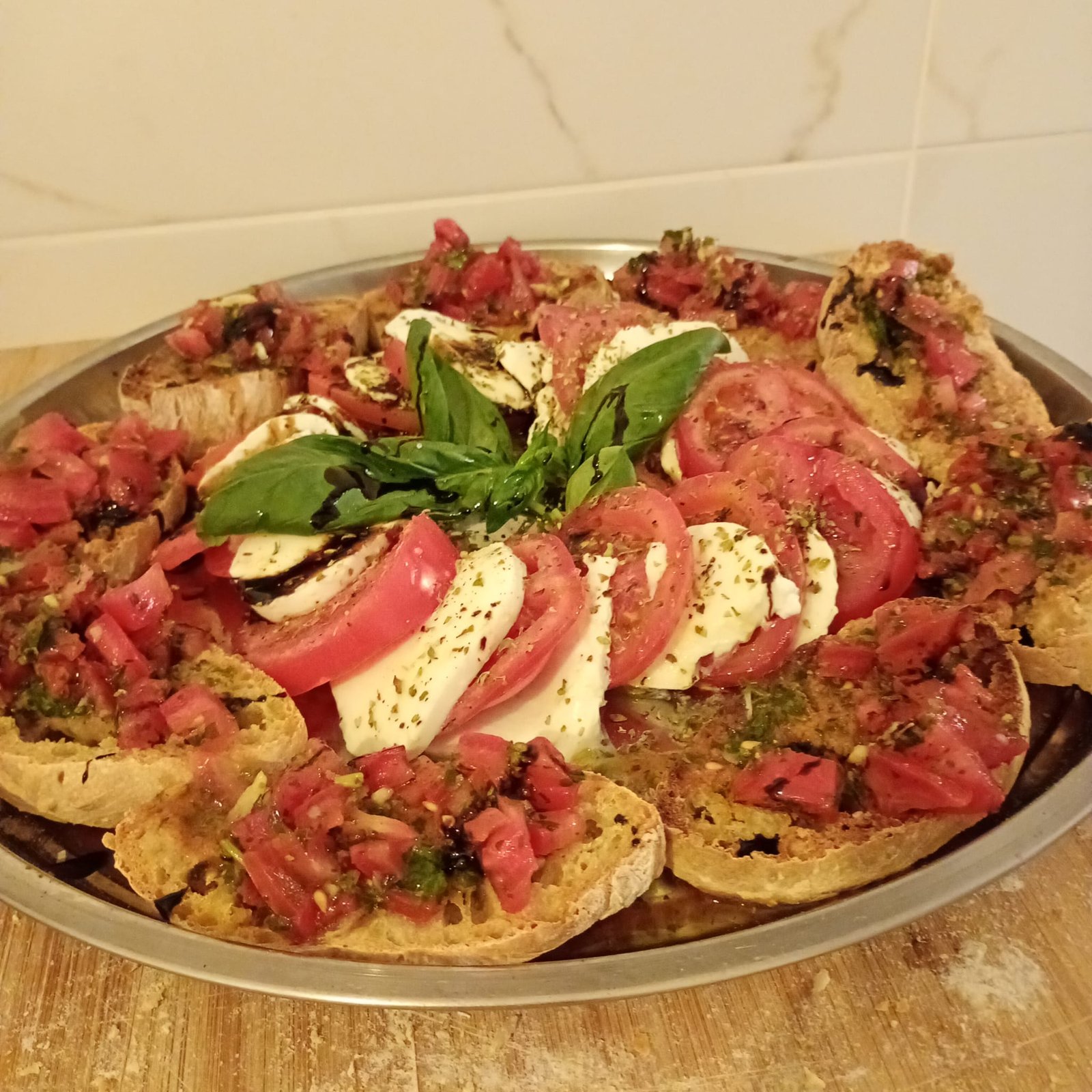 Caprese y bruschetta de Adonna Trattoria